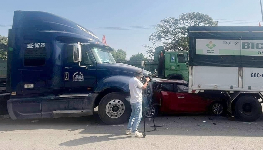 Ảnh TNGT: Tai nạn liên hoàn trên QL 51, Toyota Vios bị đầu kéo đâm nhồi vào gầm xe tải đi trước